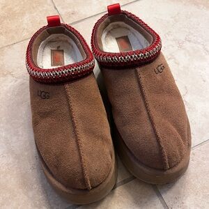 UGG Tazz slippers size 9. Well worn but still great